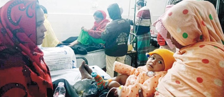 কুমিল্লার হাসপাতালে ঠান্ডাজনিত অসুখ নিয়ে রোগীদের ভিড়